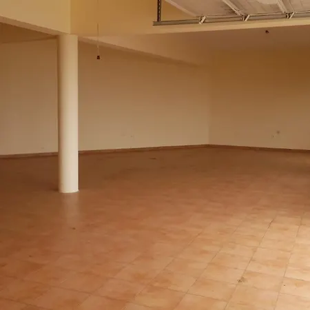 Vakantiehuis Remarkable 3-bed House In *
